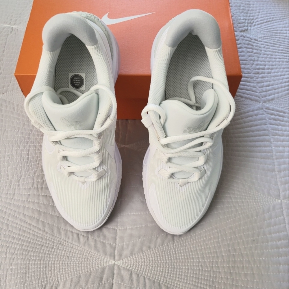 Nike Star Runner Size 4 Big Boys